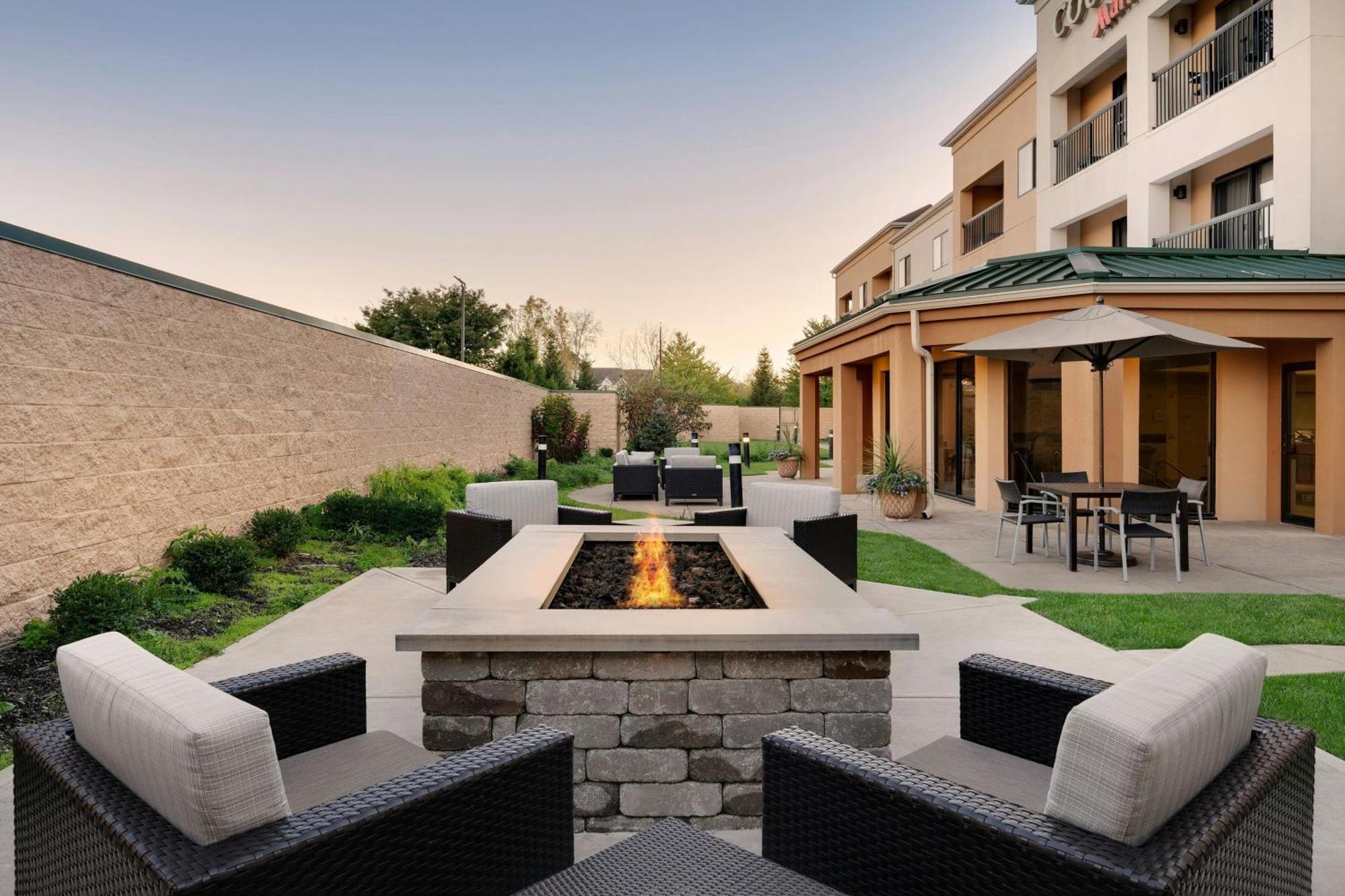 Courtyard By Marriott Indianapolis South Hotel Екстериор снимка